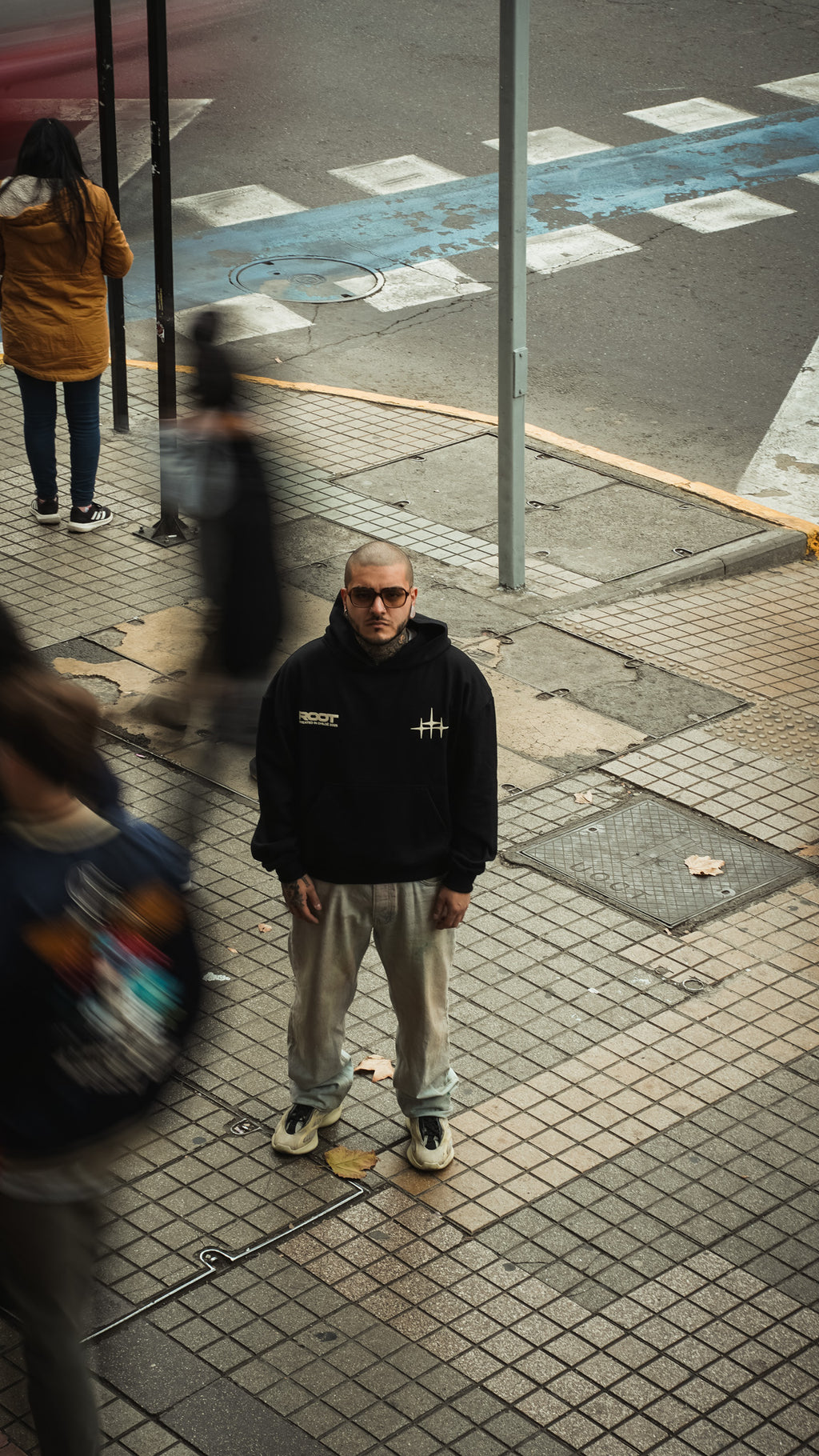 boxy fit hoodie negro "DROP 001"